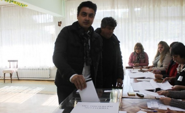 Момчил Неков гласува за кандидатите, които могат осигурят достоен живот