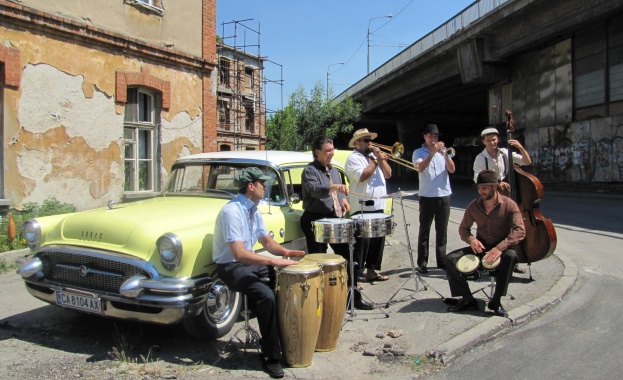 Калин Вельов и Тумбаито представят радиосингъл и видеоклипа на песента "Болката отляво"