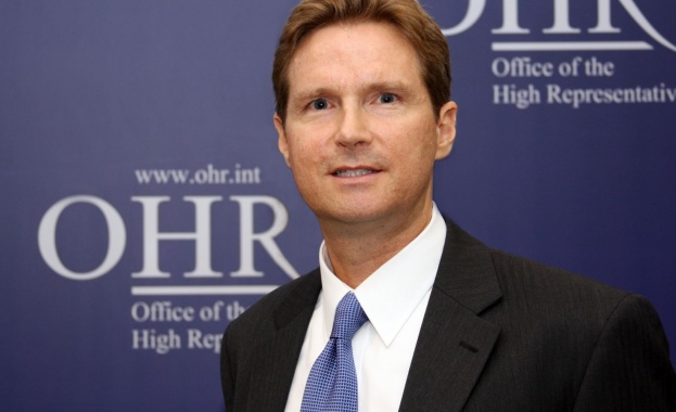 Родерик Мур си тръгва от България със знаме на САЩ