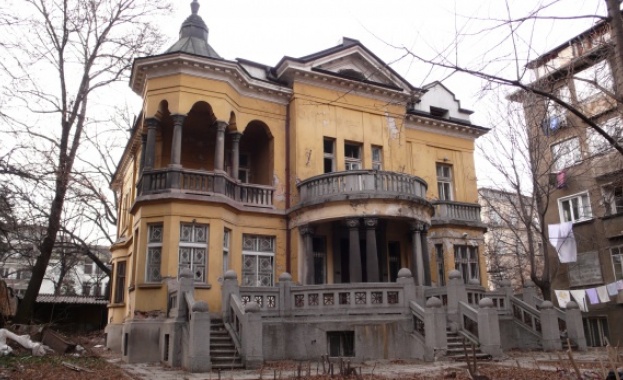 Общински съветници и граждани внесоха подписка за запазването на "Къщата с ягодите"