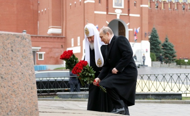 Путин постави цветя на паметника на Минин и Пожарски в Деня на народното единство