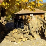 Американски военни дариха дърва за огрев на читалището в село Медвен