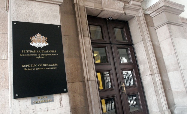 МОН представя новите проекти за учебния план