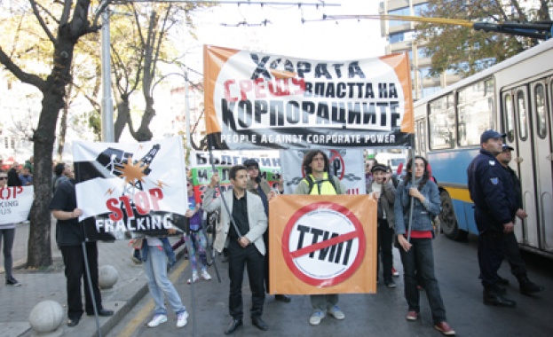 EurActiv: Внесоха петицията с над 3 млн. подписа срещу ТПТИ в Европарламента