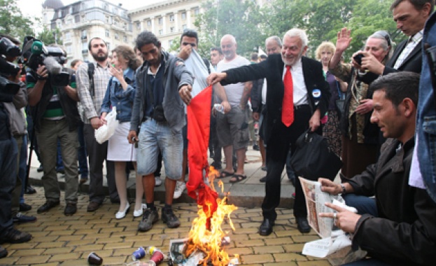 Йоло Денев реши да протестира пред ЦИК