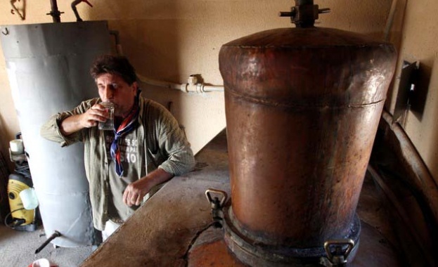 Не, няма да отнемаме най-милото на българина - да си вари ракия 