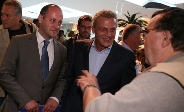 ДСБ: Планът за разколебаване на мнозинството няма да успее