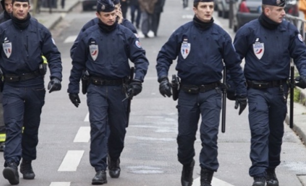 Кола проби полицейската блокада и нахлу в Париж