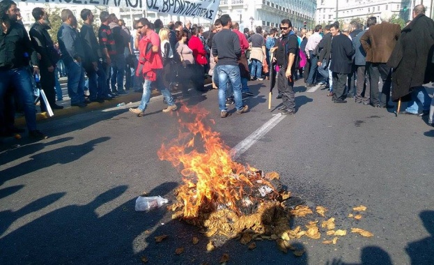 Фермери блокираха Атина заради високите данъци