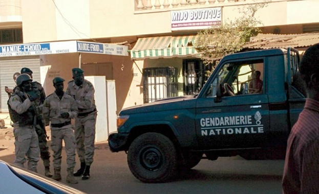 Трима от нападателите в Мали са убити, 80 заложници са на свобода