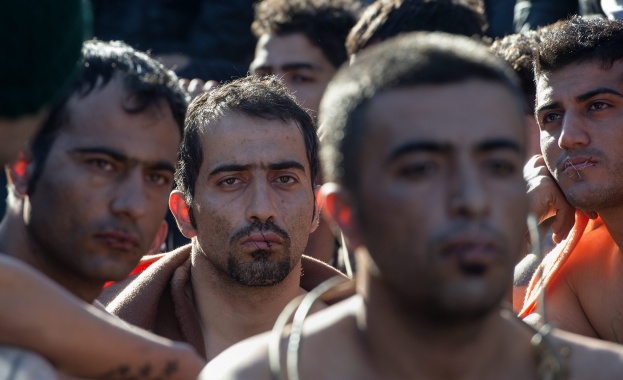 Мигранти зашиха демонстративно устните си