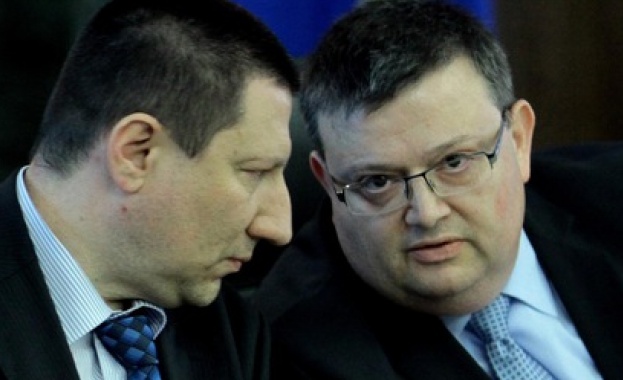 Пеевски, Цацаров, Колев и Сарафов в папка за корупция при Юнкер