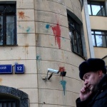 Протест пред турското посолство в Москва: Московчани замеряли сградата с камъни, яйца, домати и боя