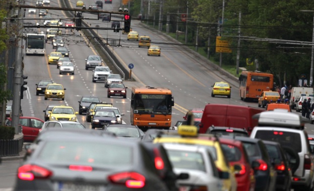 По четири почивни дни през март, май и септември 2016 г.