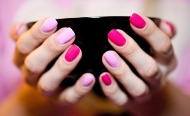 Умна машина принтира селфита върху нокти