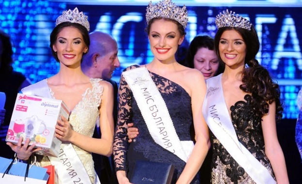 Отнемат короната на „Mиc Бългapия – 2015” заради гoли cнимĸи 