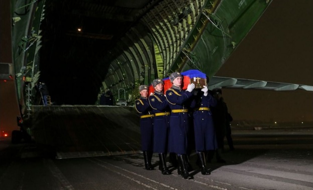 Военният министър на Русия посрещна тялото на убития пилот