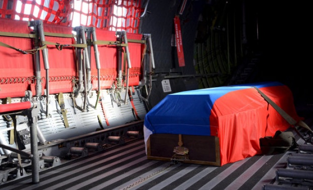 Самолетът с тялото на загиналия пилот на Су-24 пристигна в Русия