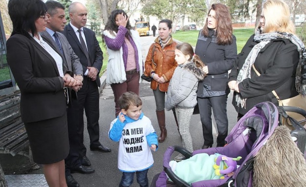 Майки и опозиция с искания за увеличаване на обезщетението за отглеждане на дете