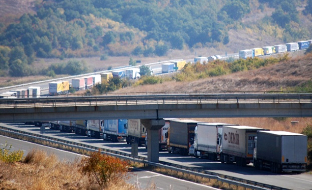 Опашки от ТИР-ове и хаос на Дунав мост