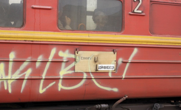 МО реже безплатните пътувания на военните с влак