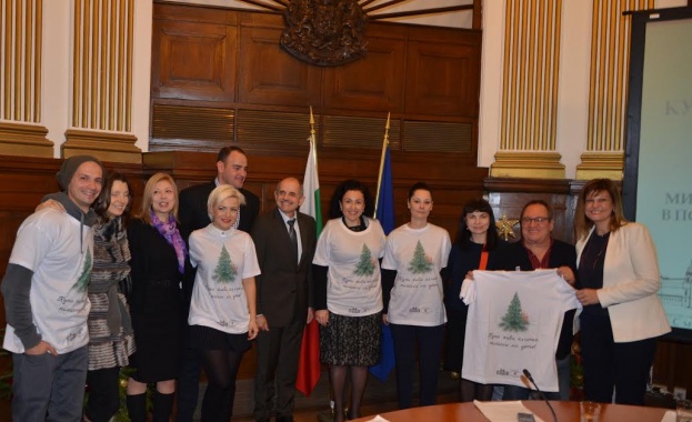 Купи жива елхичка, помогни на дете