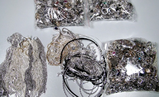 На "Капитан Андреево" откриха стотици сребърни накити в седалките на автомобил