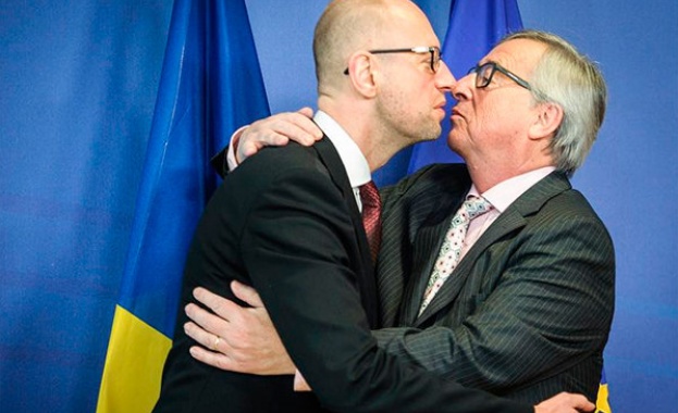 Юнкер и Яценюк в страстна целувка в Брюксел