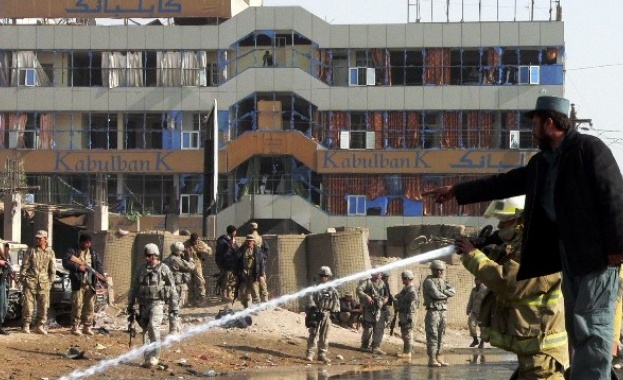 Най-малко 37 души са загинали, а 35 са ранени при атаката в Кандахар. Няма пострадали българи