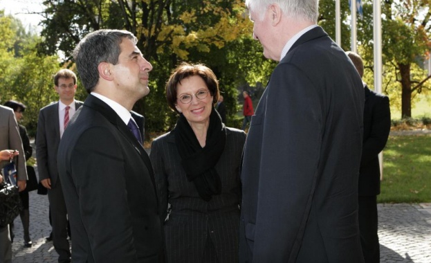 Броят на бежанците, регистрирани в Германия през 2015 г., надмина милион 