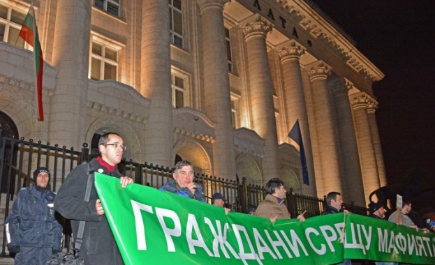 Граждани се събират на протест срещу провалената съдебна реформа "Ще метем!"