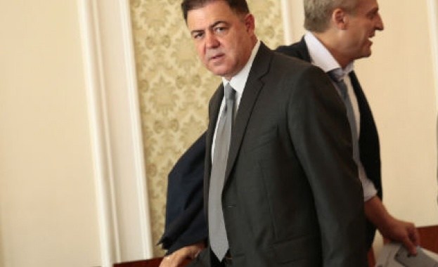 Петър Москов и Николай Ненчев остават в кабинета