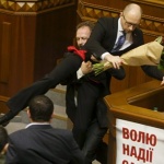 Захарова осмя снимката, на която свалят Яценюк от трибуната на украинския парламент