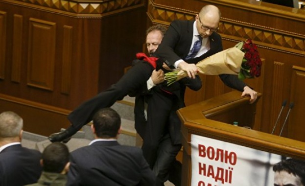 Захарова осмя снимката, на която свалят Яценюк от трибуната на украинския парламент
