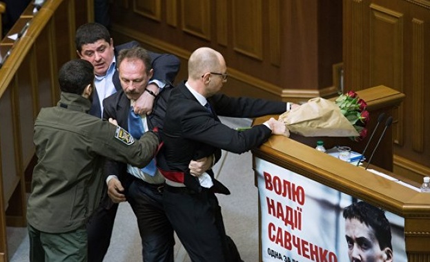 Рогозин за скандала с Яценюк в украинския парламент: Украйна изхвърля боклука от къщата