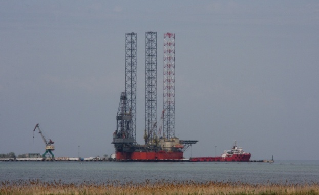 Руски катери накараха турски кораб да промени курса си