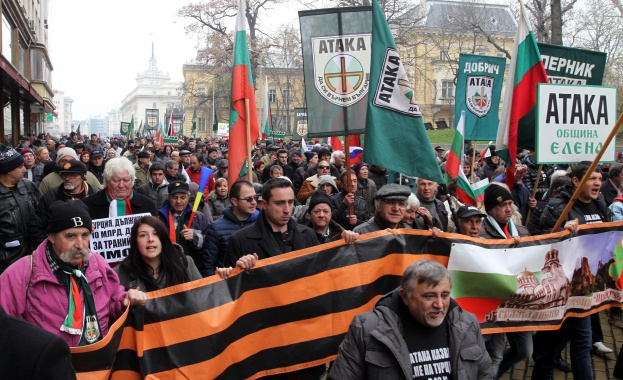 „Атака”: Посещението на Давутоглу подготвя приема на 500 хиляди незаконни мигранти