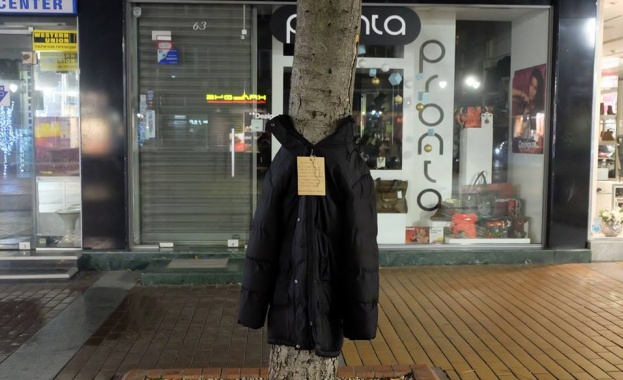 Бул. „Витоша“ осъмна с якета, оставени за бедните