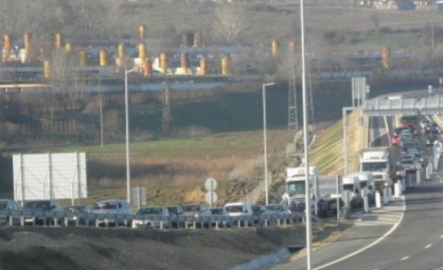 Пиков трафик по пътища и гари 