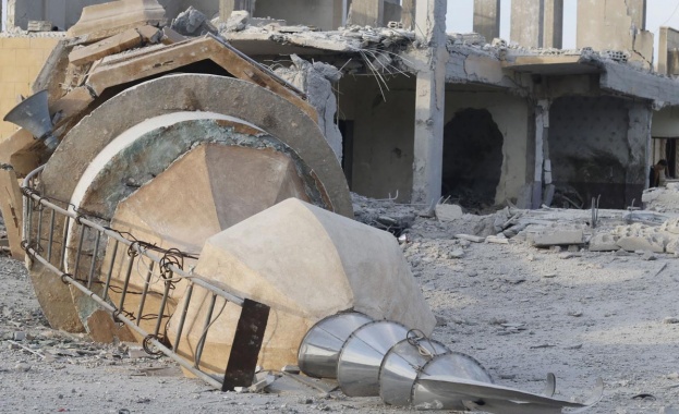 Руски Су-34 бомбардира съвещание на ИД в Рака