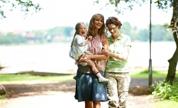 Естония узакони еднополовите семейства