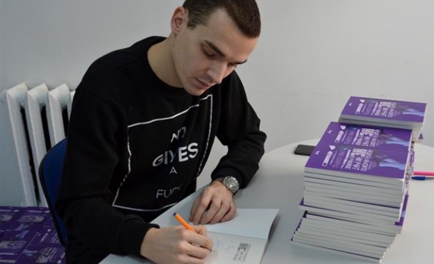 Български автори са най-продаваните у нас през 2015 г. начело с влогъра Емил Конрад