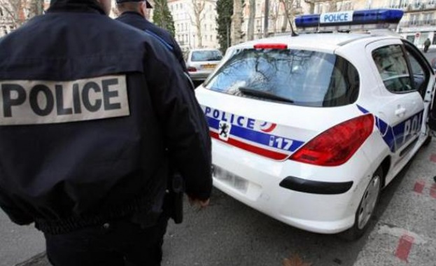 Въоръжен мъж атакува полицейски участък в Париж