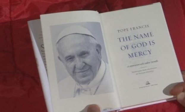 Излмиза първата книга на папа Франциск 