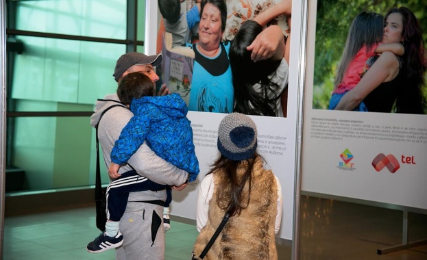 Мтел показва лицата на приемната грижа в изложба