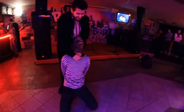 Бар в Киев инсценира екзекуцията на руския пилот