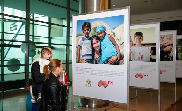 Мтел показва лицата на приемната грижа в изложба