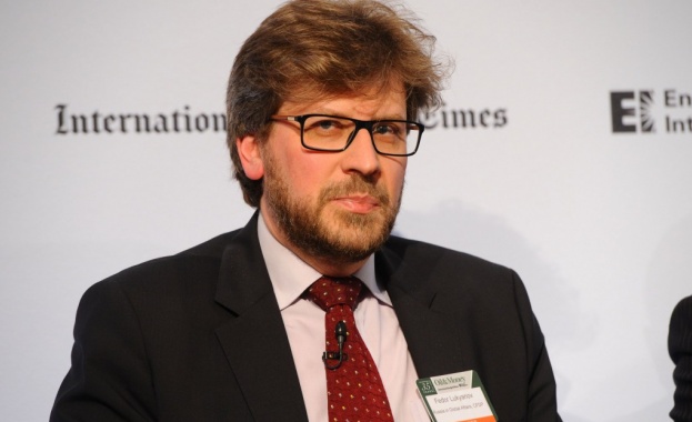 Фьодор Лукянов: „Част от санкциите могат да бъдат свалени във втората половина на 2016 г.“