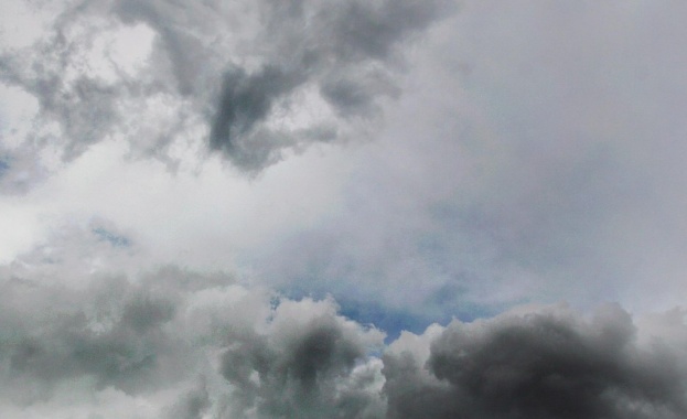 Неизвестен самолет маневрира странно над България