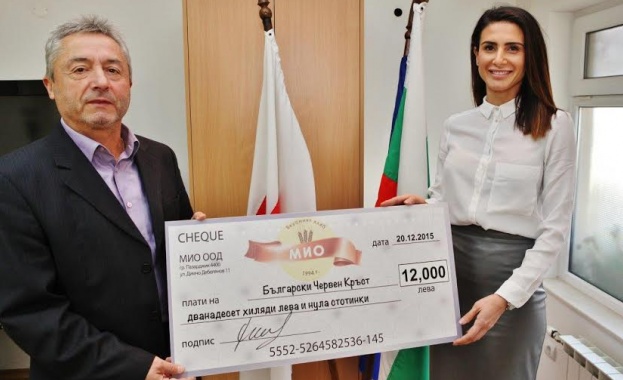 Актрисата Илиана Лазарова дари радост на БЧК-Пазарджик